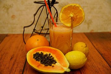 Papaya cocktail met rum, citroen en sinaasappel