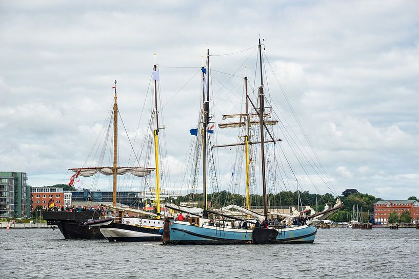 Windjammer on the river Warnow in Rostock (Germany) during the Hanse Sail van Rico Ködder