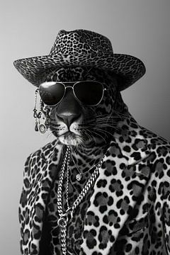 Gestileerde luipaard met zonnebril en modieuze kleding van Poster Art Shop