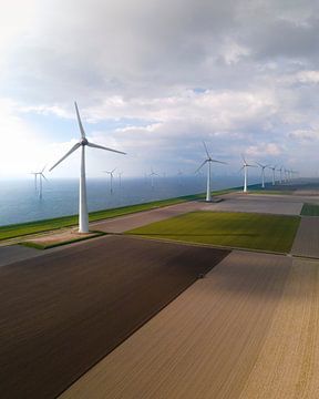 Windkraftanlagen entlang des Deiches mit Traktor auf einem Feld von Ewold Kooistra