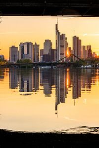 Frankfurt am Main skyline, weerspiegeling in de rivier van Fotos by Jan Wehnert