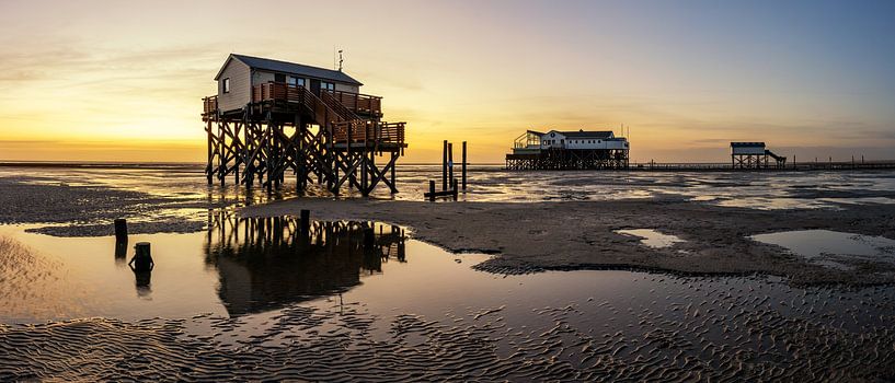 Stapelwoningen aan de Noordzeekust op het strand bij St. Peter Ording - panorama bij zonsondergang van Frank Herrmann