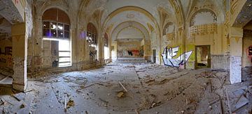 Lost Place Der Ballsaal der Garnison Hajmaskér von Norbert Hangen Photographie