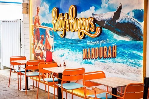 Un dîner au bord de la mer dans un bar à hamburgers animé en Australie