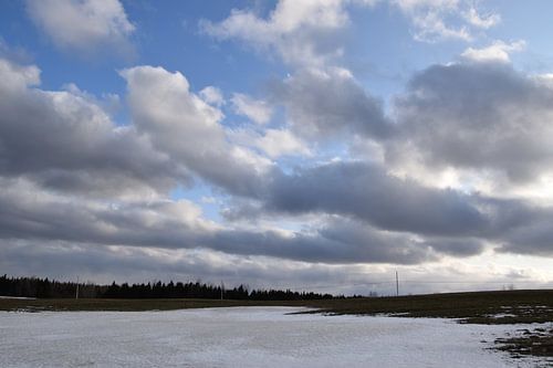 Wolken an einem Frühlingshimmel