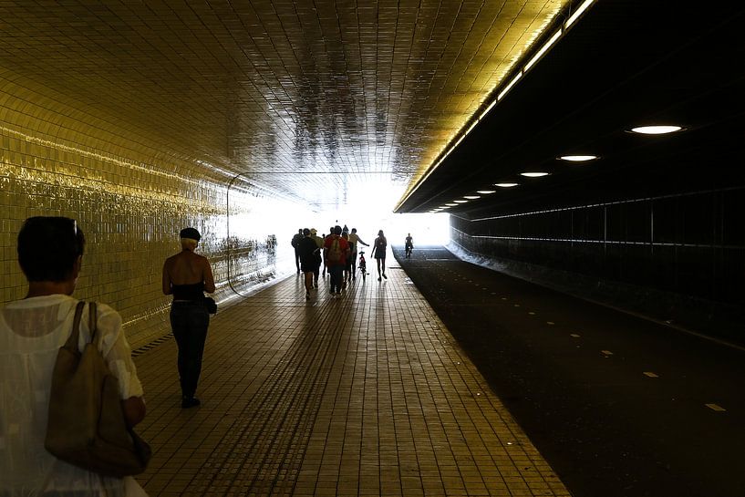 tunnel am amsterdam hauptbahnhof von Frans Versteden