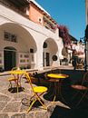 Terras met oranje stoelen in Sant'Angelo op het Italiaanse eiland Ischia van Michiel Dros thumbnail