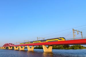 Zug der Niederländischen Eisenbahnen NS bei der Fahrt über den Hanzeboog von Sjoerd van der Wal Fotografie