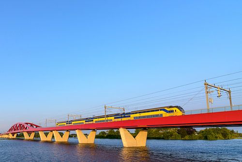 Trein van de Nederlandse Spoorwegen NS rijdt over de Hanzeboog