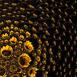 zonnebloem in druppels uitlopend (vierkant) van Marjolijn van den Berg