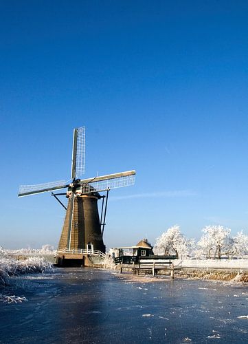Winterse molen bij Kinderdijk