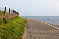 Rust op Texel op de dijk langs de Waddenzee in de herfst van Rob IJsselstein thumbnail