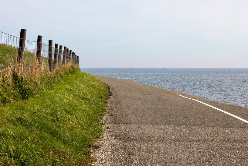 Rust op Texel op de dijk langs de Waddenzee in de herfst van Rob IJsselstein