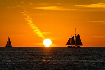 Verenigde Staten, Florida, Twee zeilboten naast de zon als zonsondergang op oceaan van adventure-photos