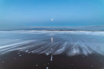 Vollmond am Morgen am Strand von Noordwijk von Yanuschka Fotografie | Noordwijk