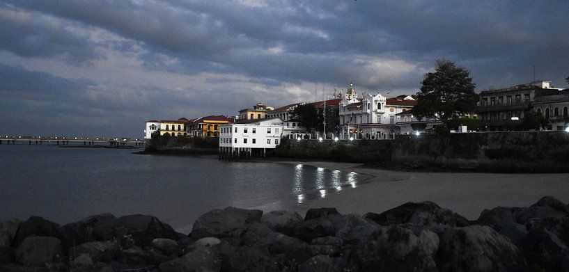 Die Altstadt an einem Sommerabend von Claude Laprise