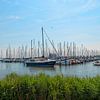 Segelboote im Yachthafen von Volendam von Patricia Hofmeester