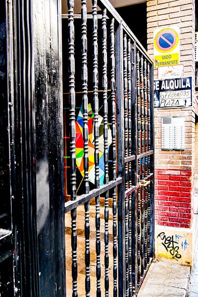 Madrid - Kunst achter een hek van Wout van den Berg