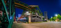 Nachtelijke elegantie: Het hangende treinstation van Wuppertal van Alexander Aboud thumbnail