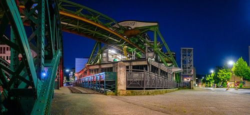 Nächtliche Eleganz: Der Wuppertaler Schwebebahnhof