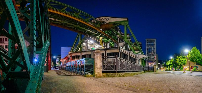 Nachtelijke elegantie: Het hangende treinstation van Wuppertal van Alexander Aboud