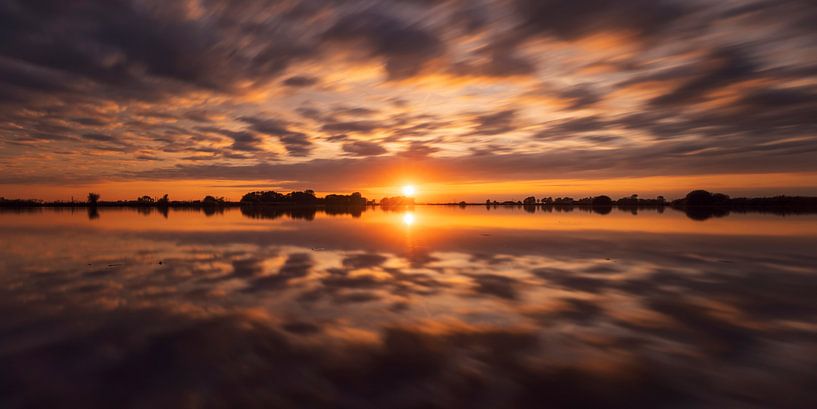 Zonsondergang reflectie Polder Mastenbroek van Rick Kloekke