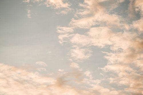Dromerige Wolken in Zacht Avondlicht