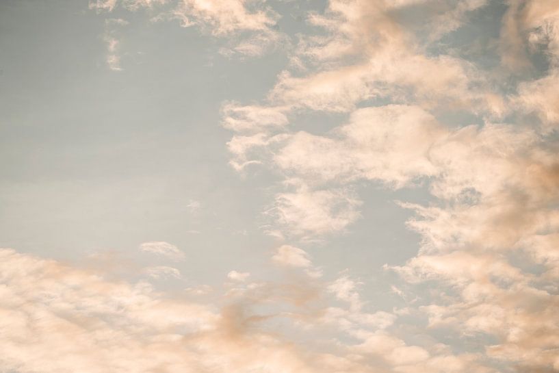 Dromerige Wolken in Zacht Avondlicht van Femke Ketelaar