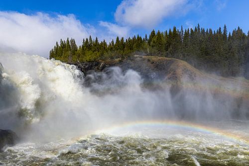 Tosender Wasserfall mit Regenbogen von Daniela Beyer