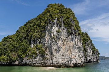 Île tropicale avec plage dans la baie d'Halong sur Sander Groenendijk