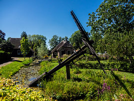 Giethoorn de minder bekende plek in de woonwijk waar de oude watermolen staat. van Brian Morgan
