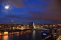 Moonrise over the Skyline of Rotterdam van Marcel van Duinen thumbnail