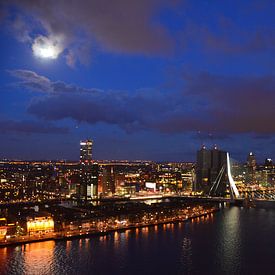 Moonrise over the Skyline of Rotterdam van Marcel van Duinen