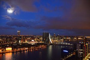 Lever de lune sur la ligne d'horizon de Rotterdam