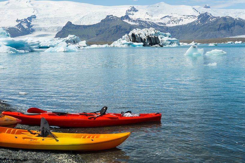 Island - Kanus im Wasser am schwarzen Sandstrand eines Gletschersees von adventure-photos