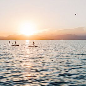 Gardameer | Suppen bij zonsondergang in Italië | Vakantie sfeer foto wall art print van Milou van Ham