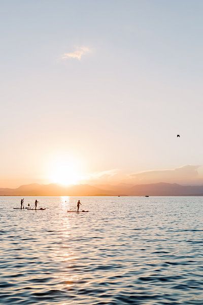 Gardameer | Suppen bij zonsondergang in Italië | Vakantie sfeer foto wall art print van Milou van Ham