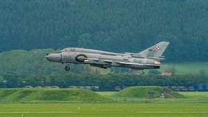 Polnischer SU-22-Monteur während der Airpower-Luftfahrtausstellung.