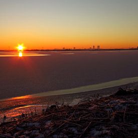 Panorama landschap bevroren meer. / A nice panorama landscape of a frozen lake at sunrise. van G. de Wit
