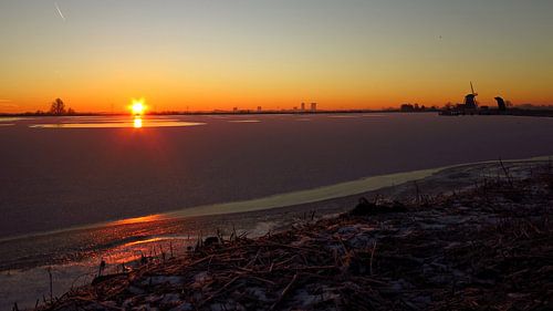 Panorama landschap bevroren meer. / A nice panorama landscape of a frozen lake at sunrise.