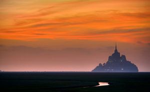 Mont Saint Michel Abbey at sunset van Ben Töller