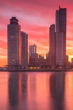 Rotterdam skies on fire van Ilya Korzelius