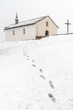 Kerk met voetstappen in de sneeuw van Martijn Joosse