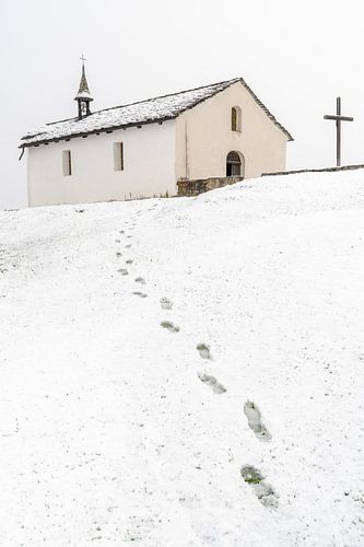 Kerk met voetstappen in de sneeuw