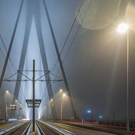 Nebel über der Erasmusbrücke in Rotterdam an einem schönen Frühlingsabend. von Norbert Versteeg