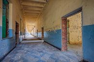 Urbex: Korridor in einer verlassenen Kaserne. von Carola Schellekens Miniaturansicht