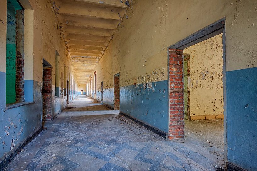 Urbex: Korridor in einer verlassenen Kaserne. von Carola Schellekens