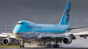 Atterrissage d'un Boeing 747 de Korean Air Cargo Cargo sur une piste mouillée de Polder
