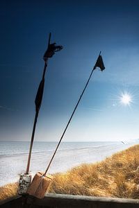 Vissersboeien op het strand van de Oostzee bij Scharbeutz. van Voss Fine Art Fotografie