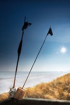 Vissersboeien op het strand van de Oostzee bij Scharbeutz. van Voss Fine Art Fotografie